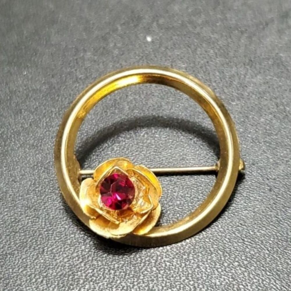 Vintage gold tone circular flower brooch